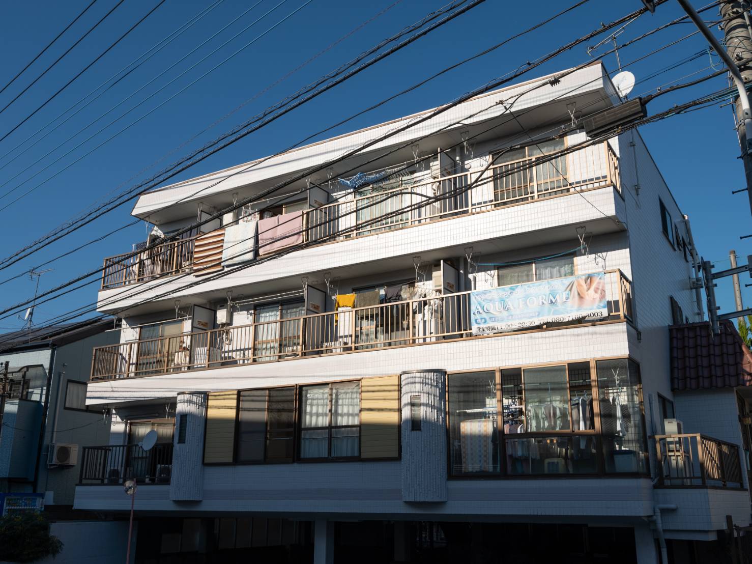 青いAQUA FORMEの横断幕がある、アネーロコート吉祥寺の建物全景